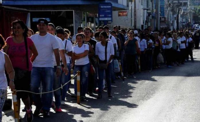 Huyendo de la crisis venezolanos abarrotan frontera brasileña
