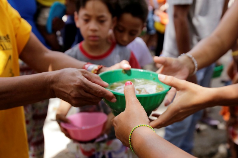 Venezolanos hambrientos hacen colas para comer sopas gratis a diario en Caracas