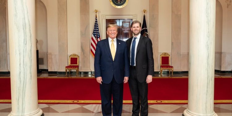 Hijo de mandatario estadounidense, Eric Trump, apoyó tweet polémico de su padre