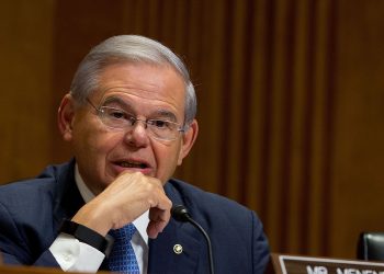 Senador Menéndez considera una "falla moral" el bloqueo de TPS para venezolanos