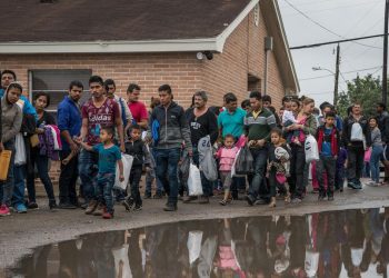 ¿Cómo viven los migrantes tras salir de centros de detención en EEUU?
