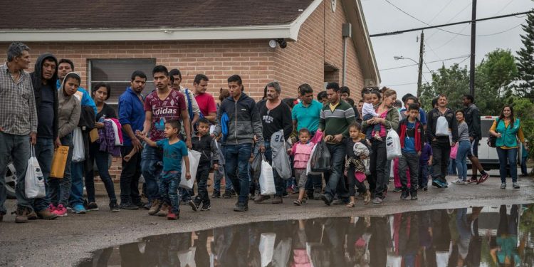 ¿Cómo viven los migrantes tras salir de centros de detención en EEUU?