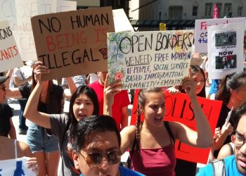Miles de norteamericanos manifestaron contra redadas antiinmigrantes de Trump