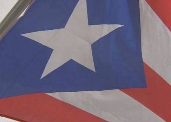 Familia Boricua se rehúsa a quitar su bandera pese a amenazas de vecinos