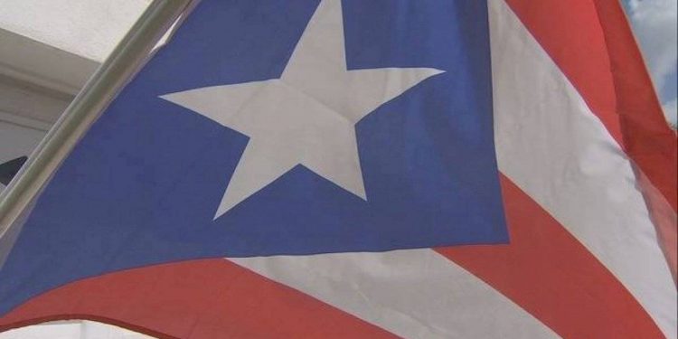 Familia Boricua se rehúsa a quitar su bandera pese a amenazas de vecinos