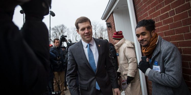 Demócratas de distritos indecisos se enfrentan a la reacción de votantes progresistas