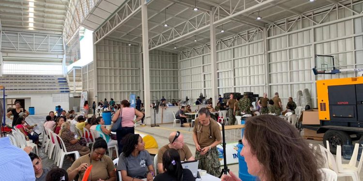 Médicos venezolanos abordo del USNS Comfort atienden a compatriotas que escapan de la crisis en su país