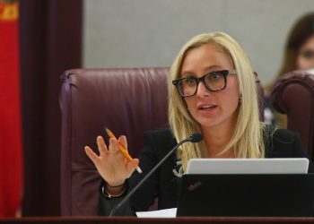 Book presentó proyecto de ley que prohíbe voto legislativo sobre aborto hasta que mitad de representantes sean mujeres