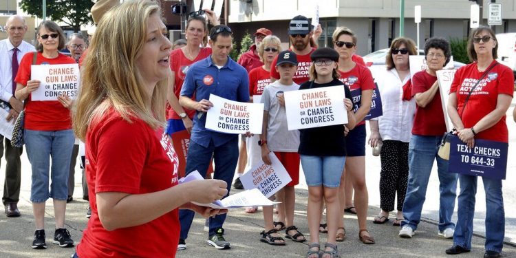Políticos y grupos civiles piden al Congreso ley que limite el acceso a armas en Miami