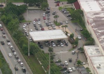 Por llegada de Dorian agua y gasolina los productos más vendidos en Florida