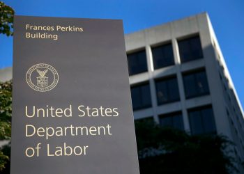 Solicitudes de subsidios por desempleo siguen aumentando en EEUU