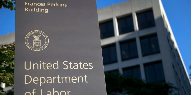 Solicitudes de subsidios por desempleo siguen aumentando en EEUU