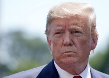 Trump equipara a Powell y Xi como peores enemigos del país