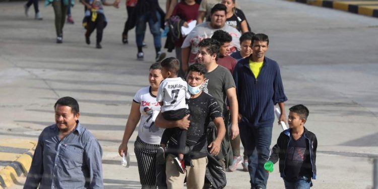 Regla de "carga pública" podría crear problemas humanitarios en EEUU