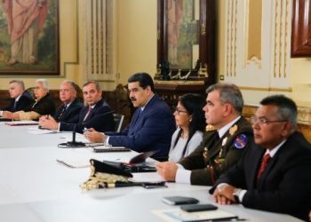 Maduro juega a la guerra y habla de Paz