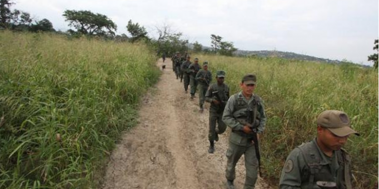 Ejército venezolano desplaza habitantes de un pueblo fronterizo con Colombia
