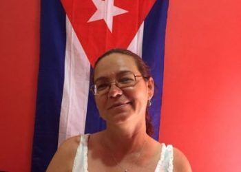 A bordo de buque hospital Comfort, refugiada cubana despliega su bandera