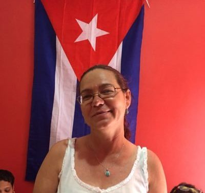 A bordo de buque hospital Comfort, refugiada cubana despliega su bandera