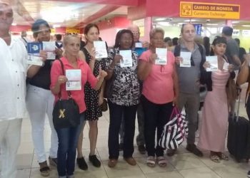 Impiden salida de Cuba a 12 activistas que iban a un evento en Miami