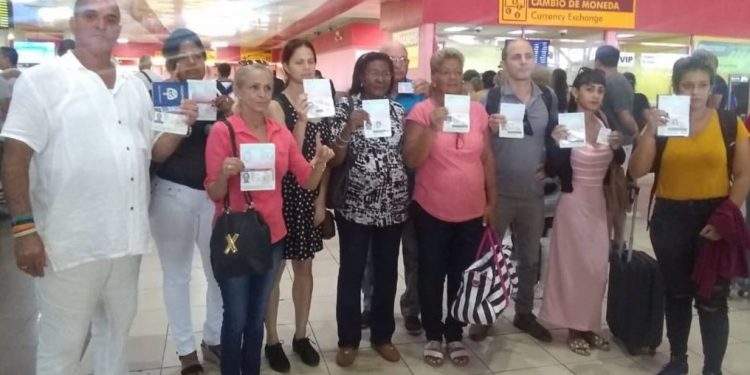 Impiden salida de Cuba a 12 activistas que iban a un evento en Miami
