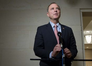 Adam Schiff afirma que denunciante no puede testificar en investigación de juicio político
