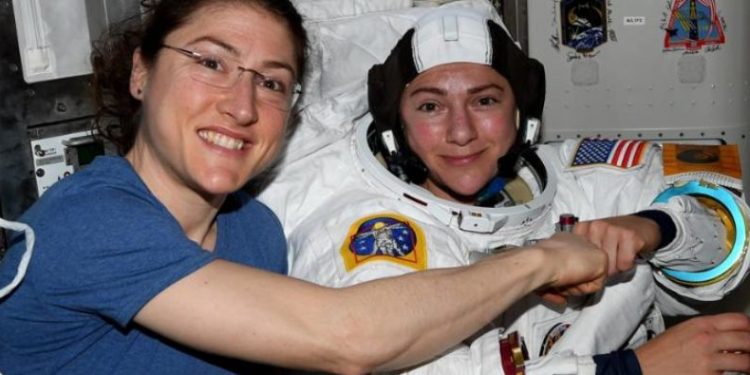 (Video) Cristina Koch y Jessica Meir hacen historia al ser las primeras en realizar caminata espacial sólo por mujeres