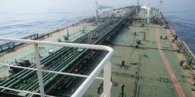 Buque petrolero iraní fue impactado por dos misiles frente a costas saudíes