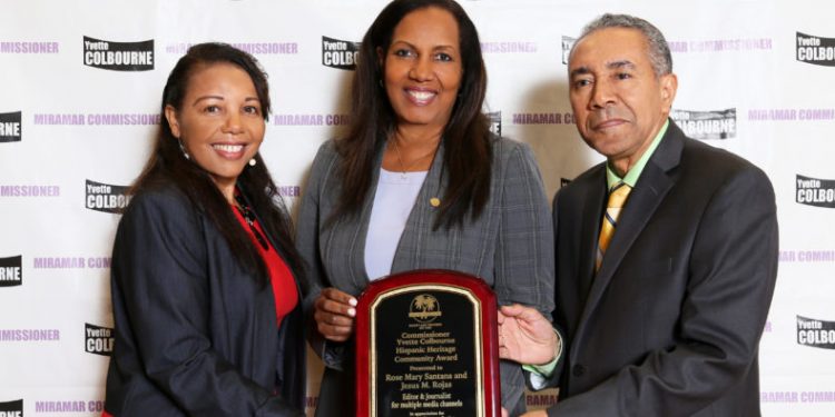 Entregan reconocimiento a pareja de periodistas dominicanos en el acto del Mes de la Herencia Hispana