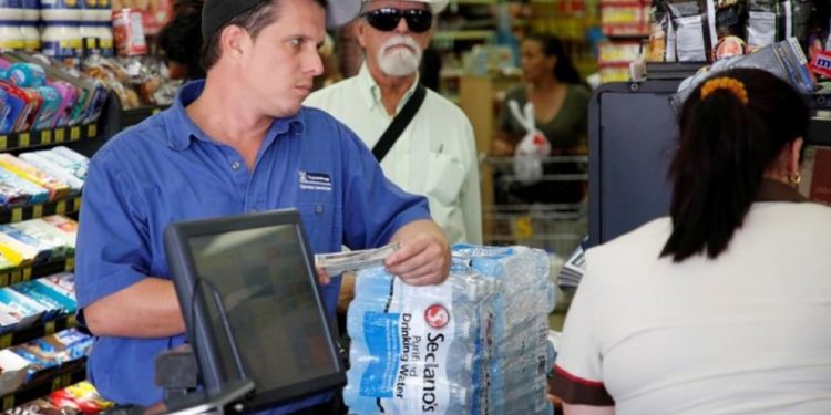 Consumidores inciden en que economía de EEUU se desacelere menos de lo esperado