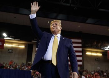 Todo se convierte en una teoría de conspiración, asegura exfuncionario de Trump