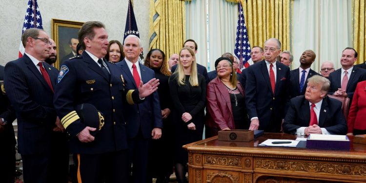 Trump busca frenar el crimen y la delincuencia organizada con nueva orden ejecutiva