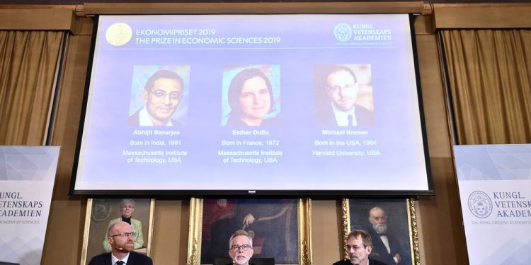 3 economistas que estudian lucha contra pobreza mundial ganan el Premio Nobel