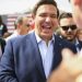 Los índices de aprobación de Ron DeSantis suben a lo más alto en la nueva encuesta