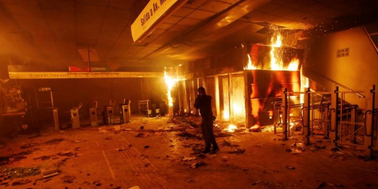 Piñera decreta estado de emergencia en Chile tras protestas violentas