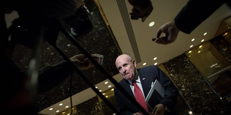 Asesores de Trump buscan “deshacerse” de Giuliani