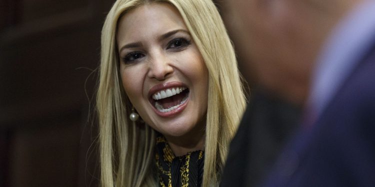 ¿Peso político? Ivanka Trump mostró sus senos y causó furor en las redes