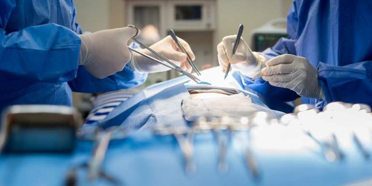Médicos cubanos son acusados por mujer canadiense de negligencia