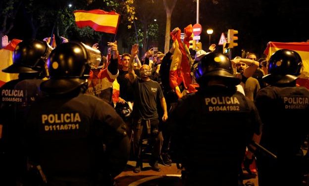 Cataluña: La huelga general genera rechazos y el gobierno observa  y detiene