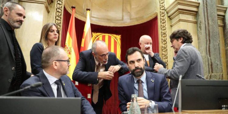 Separatistas catalanes desafían la Constitución y las leyes