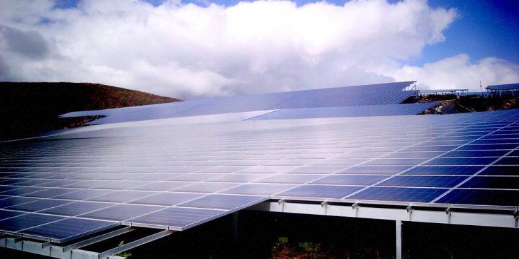 Gulf Power instaló la primera ronda de paneles en un proyecto solar masivo de Florida