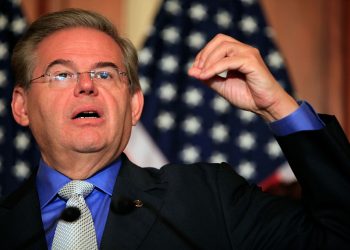 Senador Menéndez: Trump usa política exterior para su beneficio político y no de EEUU