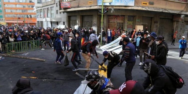 Cinco muertos y 22 heridos por violentos enfrentamientos en Bolivia
