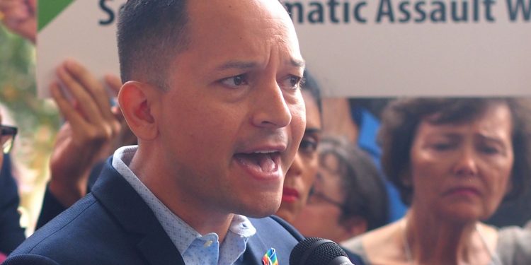 Representante demócrata busca prohibir venta de armas de asalto en Florida