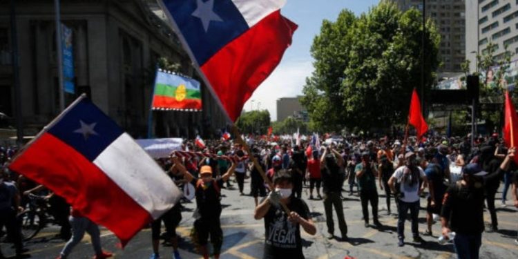 Revuelta en Chile inicia el camino para crear una nueva Constitución