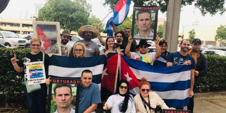 Cubanos en Miami piden a reyes de España no rendir pleitesías al gobierno