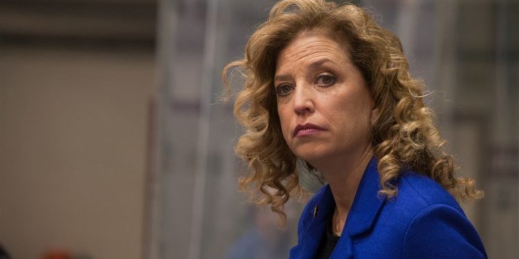 Debbie Wasserman Schultz busca recuperar beneficios del seguro de la era del Holocausto