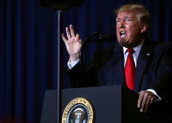 Juez federal bloquea regla de Trump que exigía a nuevos inmigrantes tener seguro médico