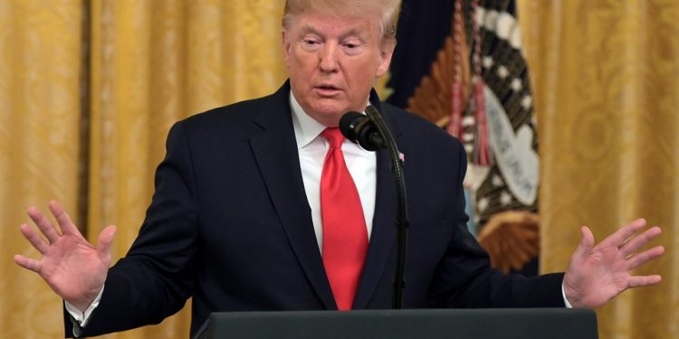 Trump acusa a medios de comunicación de querer especular sobre su estado de salud