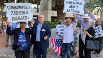 Visita de los Reyes a la Habana propició protesta de exiliados cubanos frente al consulado de España en Miami