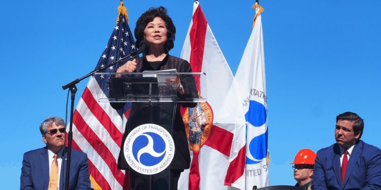 Elaine Chao y Ron DeSantis anuncian las nuevas subvenciones federales de transporte en Florida